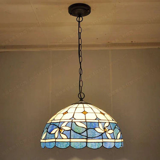 lustre antique en vitrail pour ambiance nostalgique et restaurant.