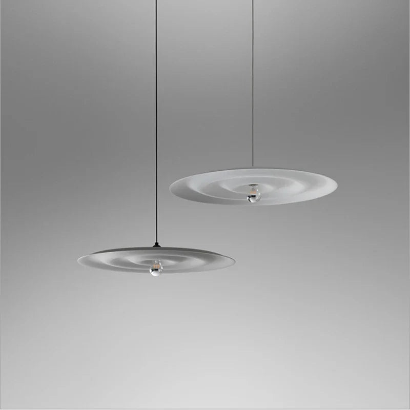 suspension nordique en fer design minimaliste pour un éclairage moderne.