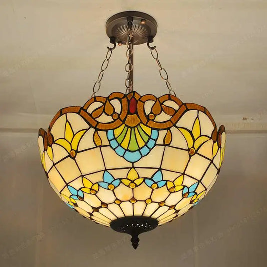 lustre baroque en verre coloré pour éclairage élégant.