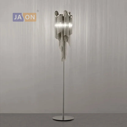 lampadaire design en métal et chrome pour intérieur moderne.