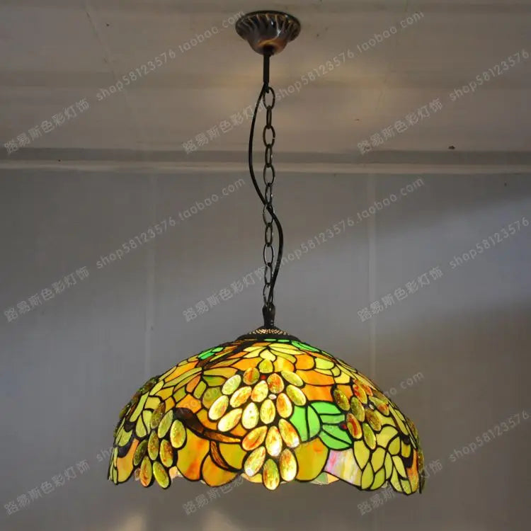 lustre antique en style européen avec feuilles vertes décoratives.