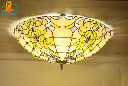 plafonnier vitrail style tiffany créatif pour intérieur élégant.