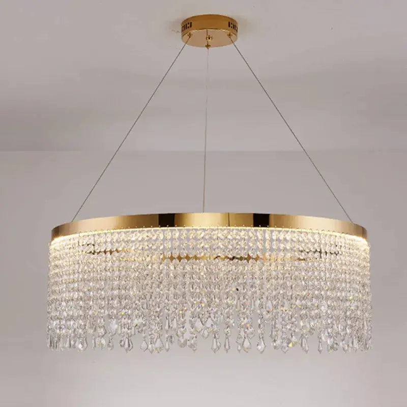 lustre moderne en cristal pour décoration intérieure élégante.