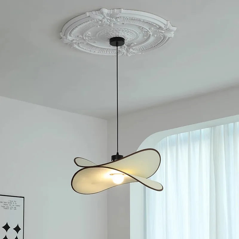 suspension moderne en tissu pour intérieur élégant et chaleureux.