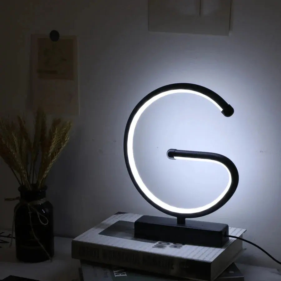 lampe usb créative en forme de g pour décoration intérieure.