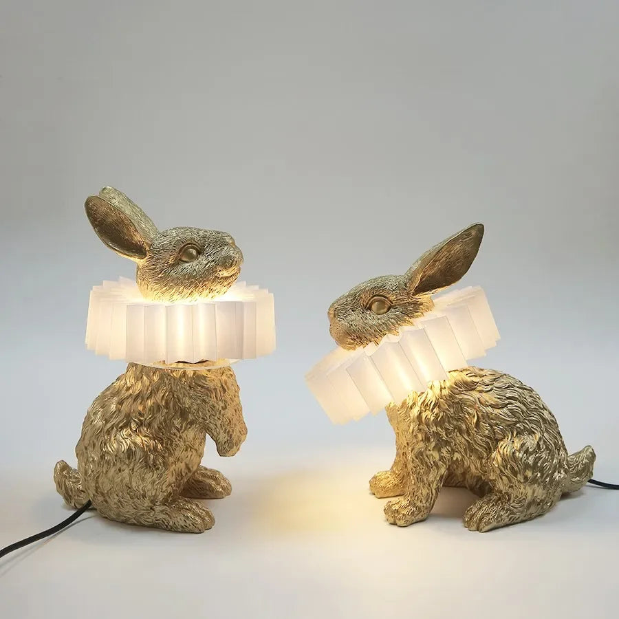 lampe de table créative en résine avec écharpe de lapin décorative.