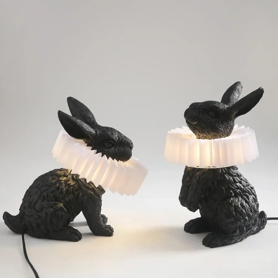 lampe de table créative en résine avec écharpe de lapin décorative.