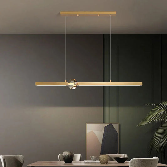 lustre minimaliste moderne en cristal doré pour intérieur élégant.