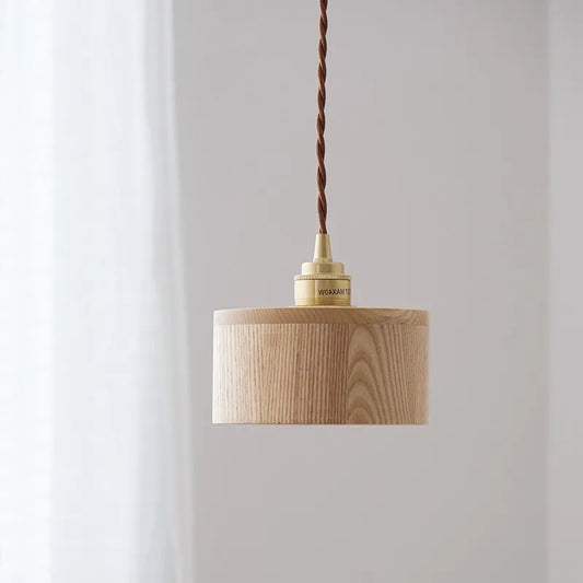 suspension en bois moderne nordique avec luminaire en laiton.