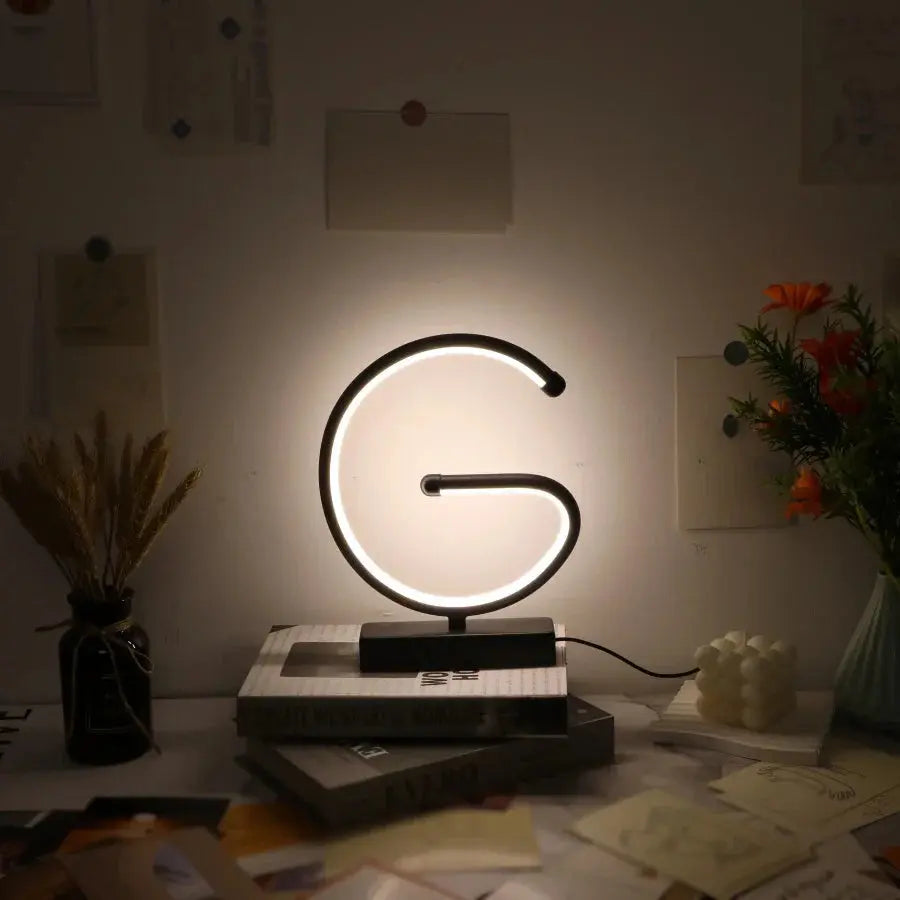 lampe usb créative en forme de g pour décoration intérieure.