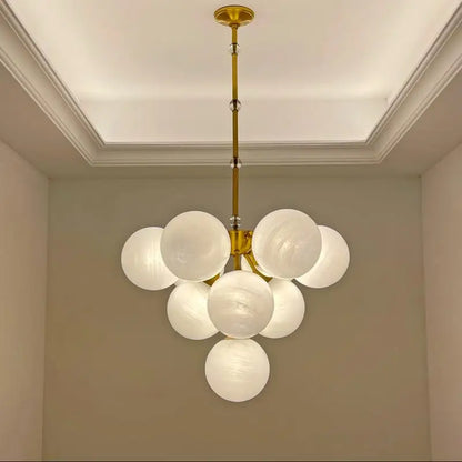 lustre en cuivre design moderne pour un intérieur élégant.