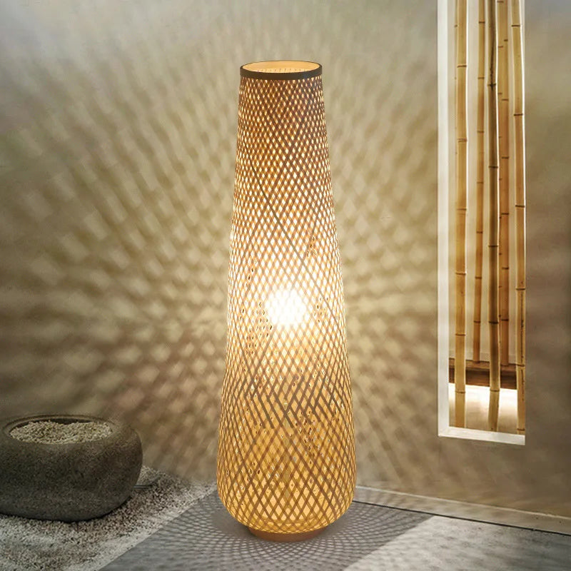 lampadaire cylindrique en bois et osier rétro tissé en bambou.