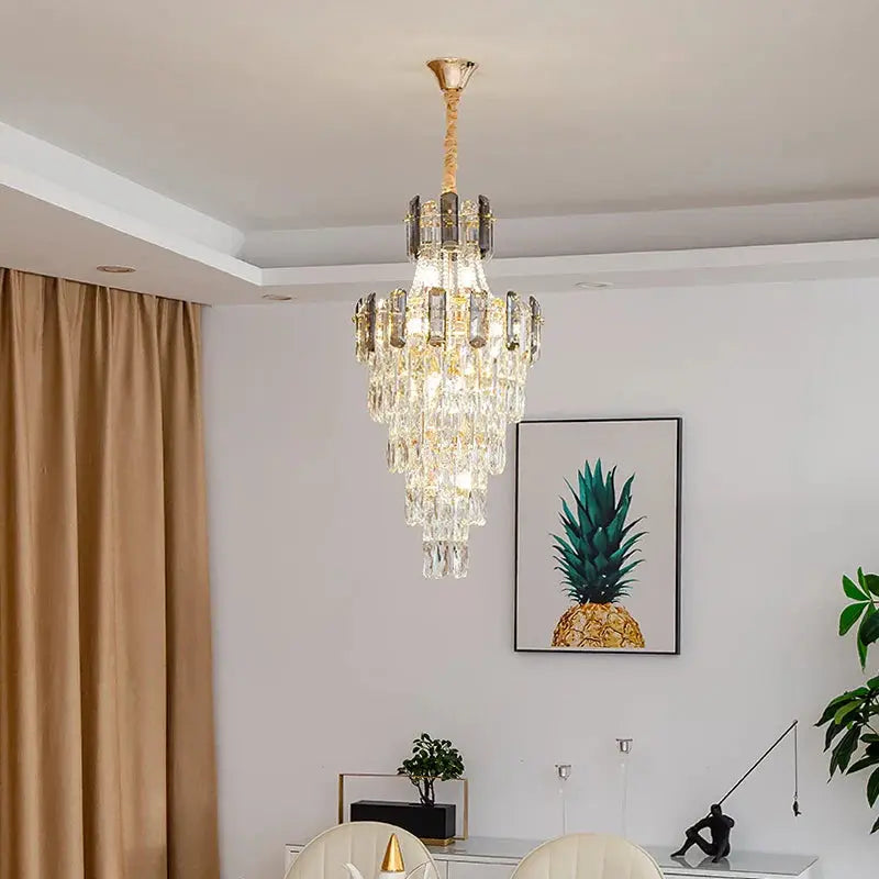 lustre en cristal design contemporain pour intérieur élégant.