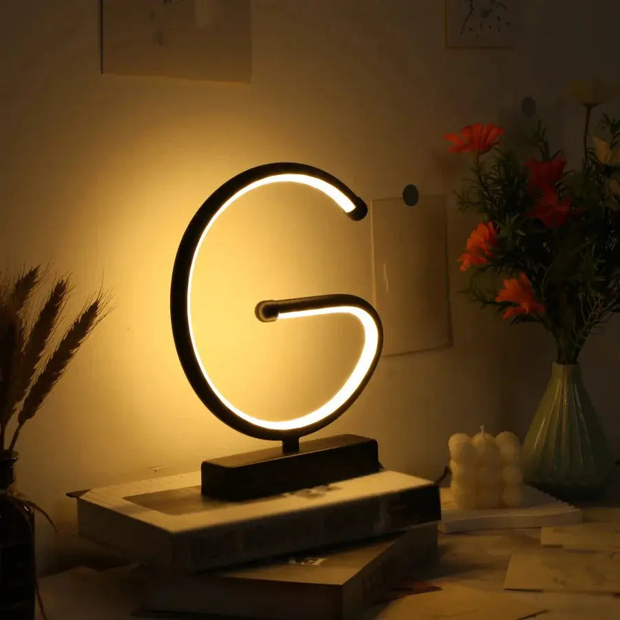 lampe usb créative en forme de g pour décoration intérieure.