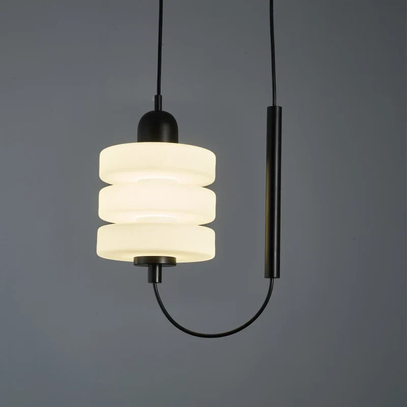 suspension scandinave en verre design minimaliste pour éclairage intérieur.