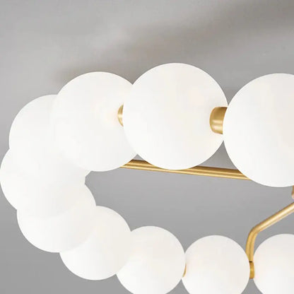 lustre à led avec anneau en cuivre et boule acrylique.