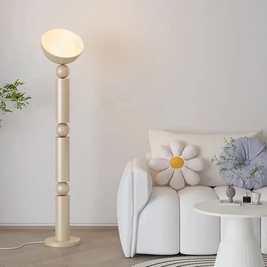 lampadaire minimaliste design pour une ambiance élégante et moderne.