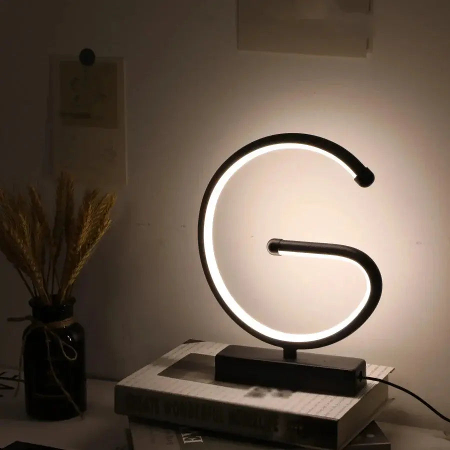 lampe usb créative en forme de g pour décoration intérieure.