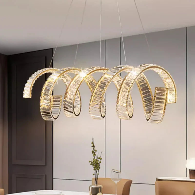 lustre suspendu design en spirale en cristal moderne.