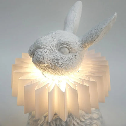 lampe de table créative en résine avec écharpe de lapin décorative.