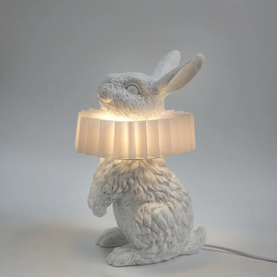 lampe de table créative en résine avec écharpe de lapin décorative.