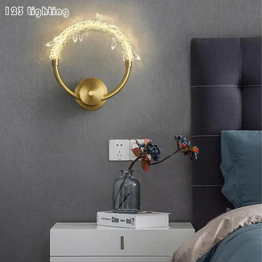 applique murale led cristal et cuivre décorative pour intérieur.