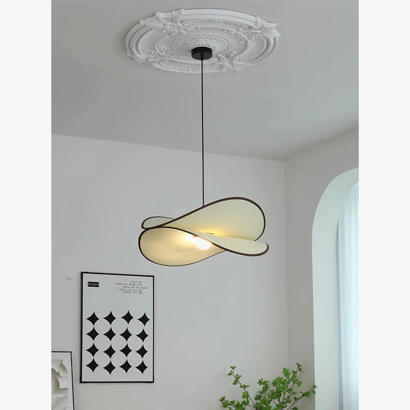 suspension moderne en tissu pour intérieur élégant et chaleureux.